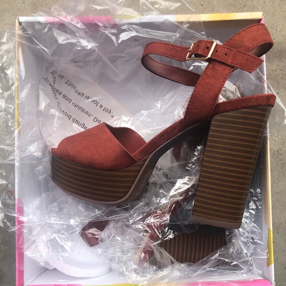 Brand new heels , they fit too big